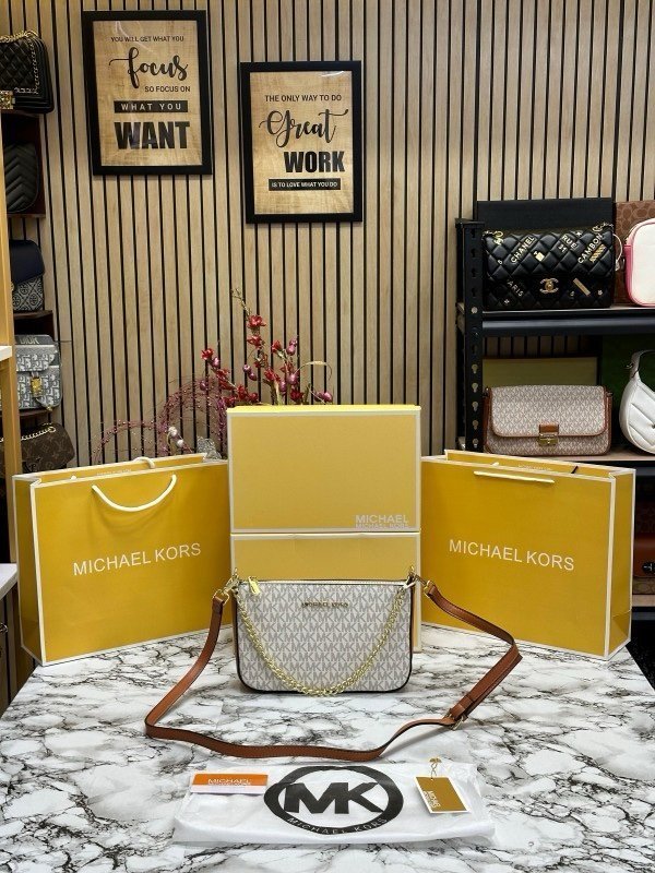 MICHAEL KORS CROSSBODY BAG WITH OG BOX AND DUST BAG WITH CARRY BAG 22318✔️🤩